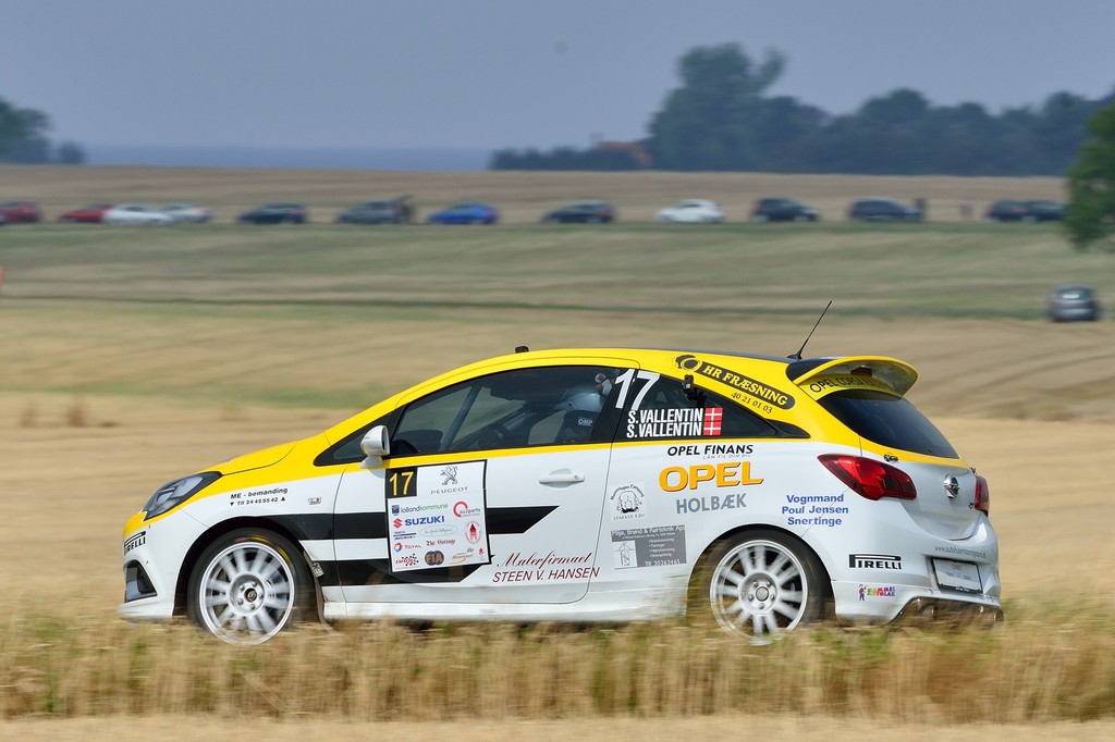 Simon og Sune Vallentin har deres Opel Corsa OPC oppe på to hjul på vej mod sejren i Opel Corsa Rally Cup og danmarksmesterskabet i Gruppe E
(Foto: Michael Eisenberg)